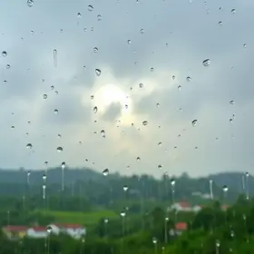 chuvas e clima parcialmente nublado